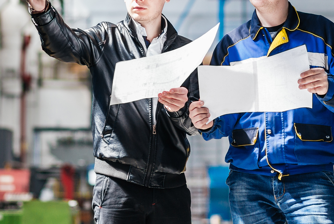 専門スタッフ2名が書類を片手に現場を確認している様子